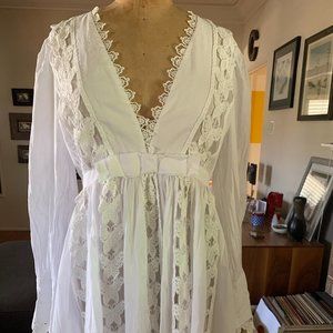 L'ATISTE BY AMY White Lace and Butterfly Applique Long Sleeved Dress